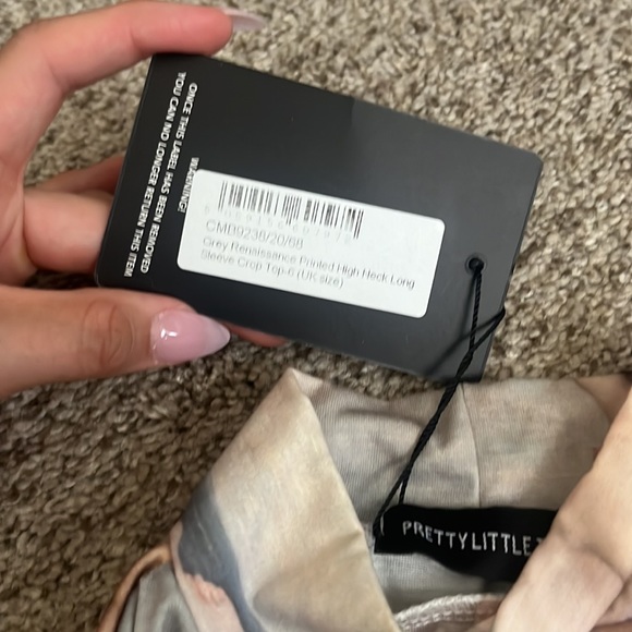 PrettyLittleThing Printed High Neck Long Sleeve Cropped Top - Picture 6 of 6